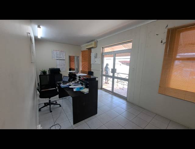 791M² SHOWROOM TO LET IN ALTON